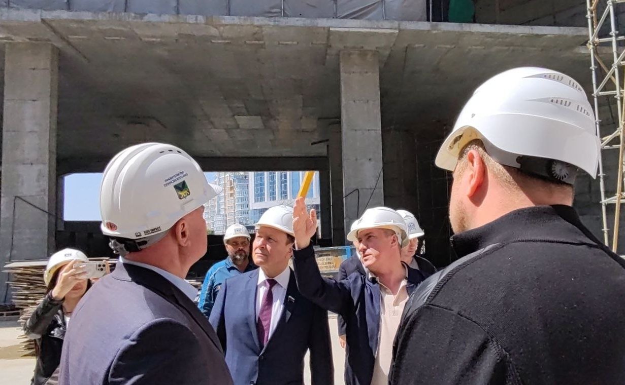 Александр Ролик вместе с заместителем председателя правительства Приморского края Виталием Блоцким проинспектировал строительство крупного культурного объекта – Музейного и театрально-образовательного комплекса