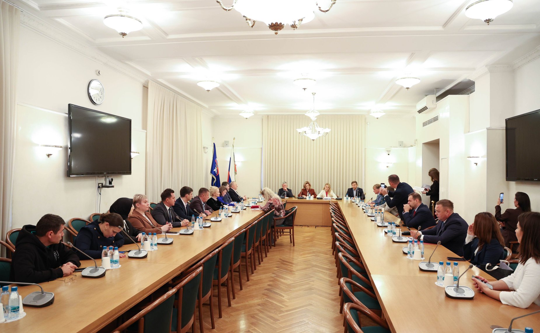 Сенаторы обсудили успешные практики и предложения по развитию НКО