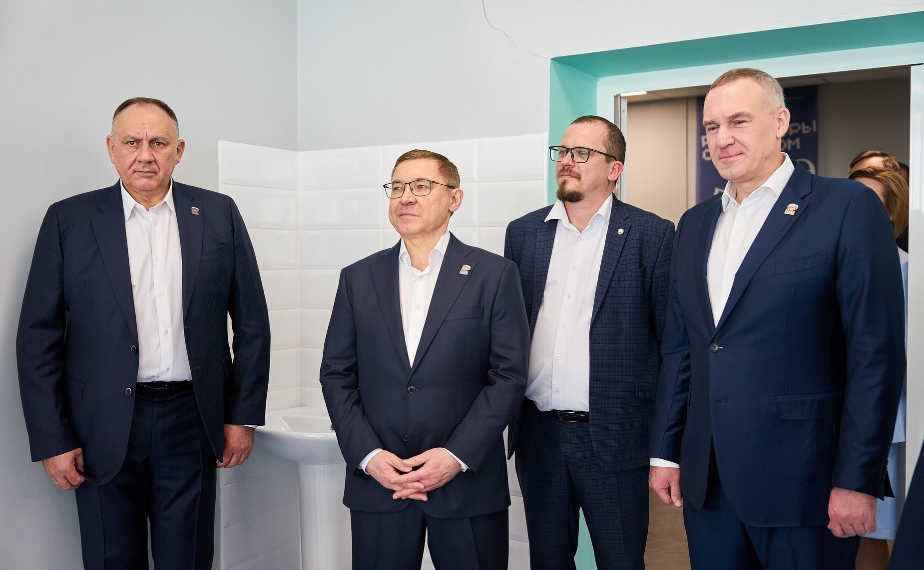 Первый заместитель Председателя СФ Владимир Якушев и губернатор Ханты-Мансийского автономного округа — Югры Руслан Кухарук посетили школу и новый корпус Югорского физико-математического IT-лицея в столице ХМАО Югре