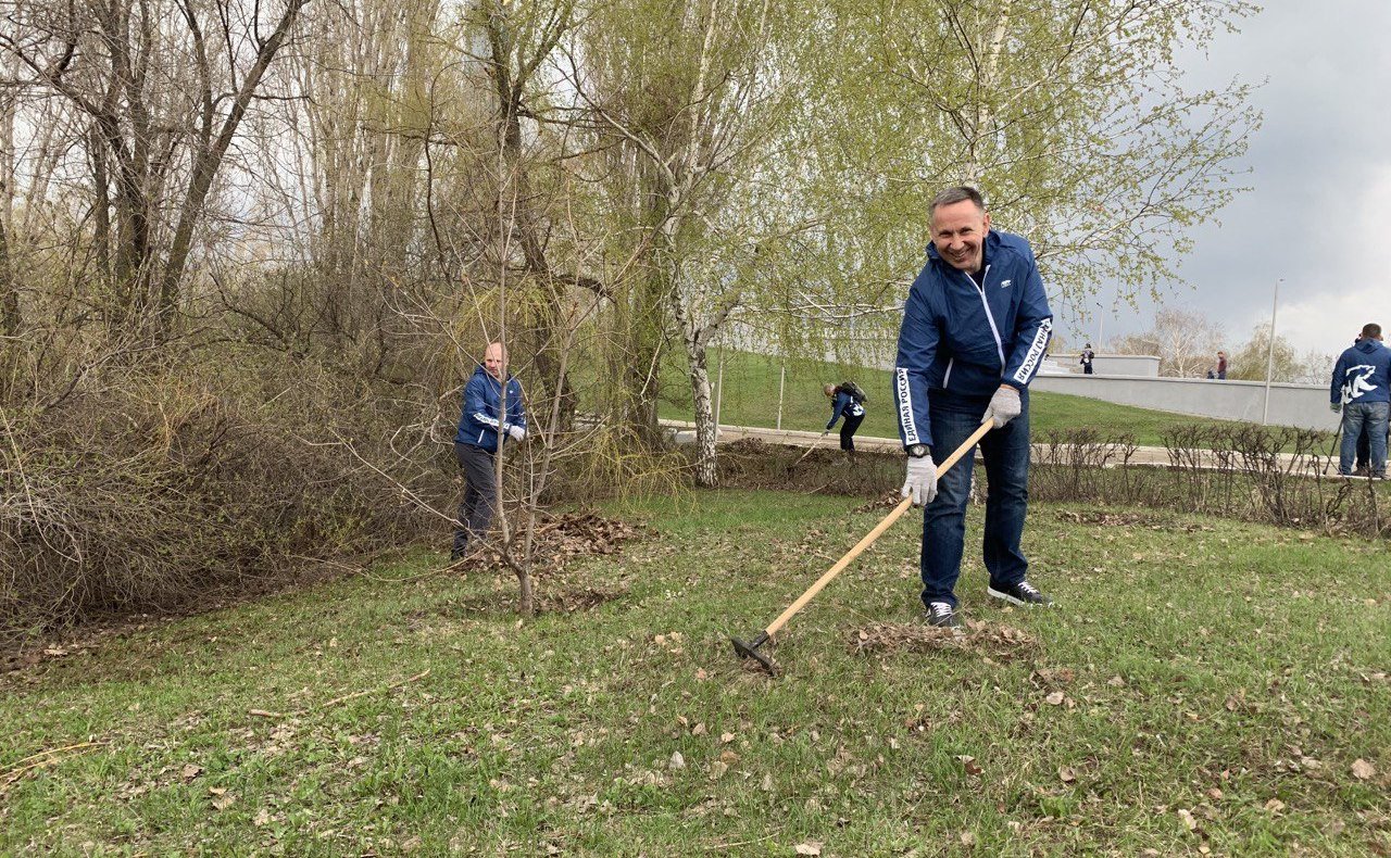 Олег Алексеев принял участие в субботнике в Парке Победы в Саратове