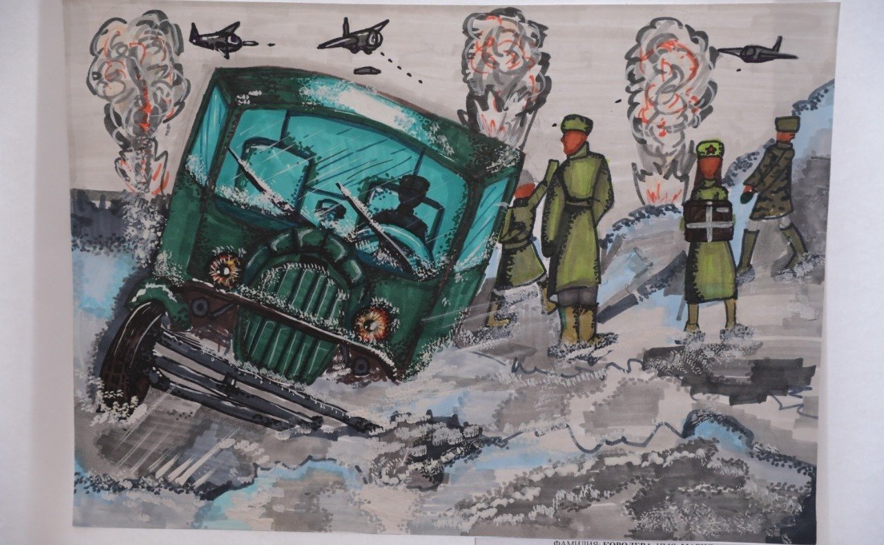 Юрий Валяев осмотрел экспозицию региональный этап конкурса детского рисунка, посвященного «Дороге жизни»