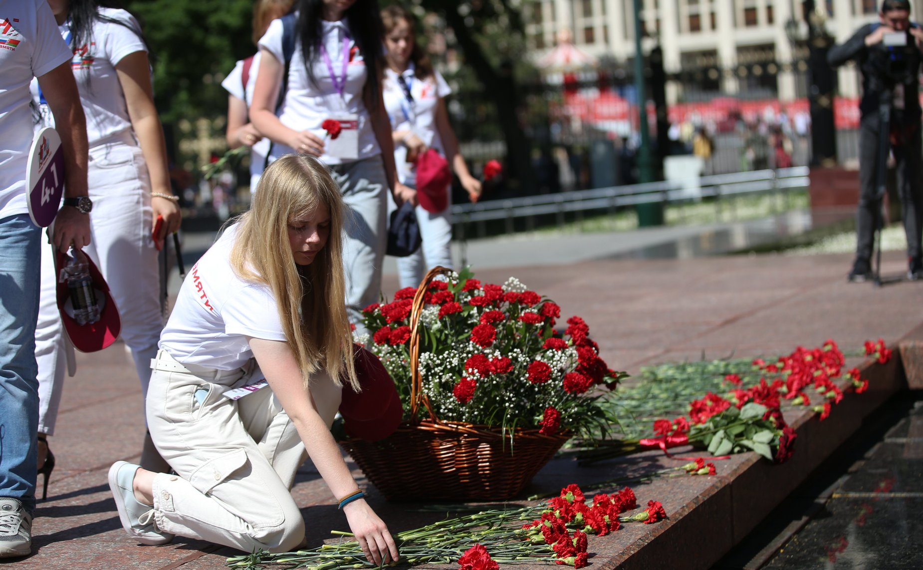 Экскурсионная программа для участников проекта «Поезд Памяти», возложение цветов в Александровском саду