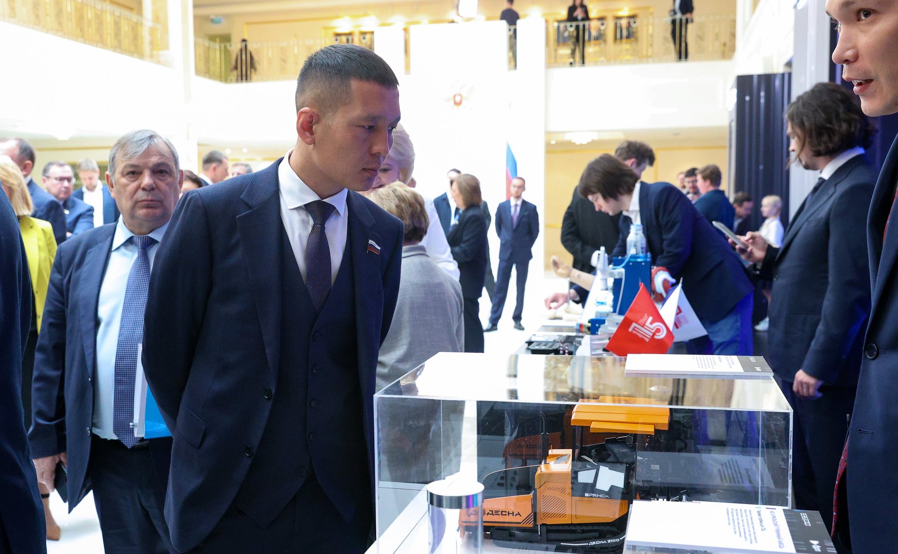Валентина Матвиенко и Игорь Шувалов осмотрели выставку проектов, получивших поддержку институтов развития ВЭБ.РФ