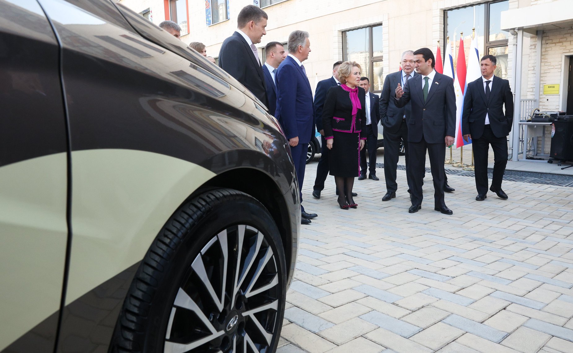 Председатель Совета Федерации Валентина Матвиенко в Душанбе приняла участие в церемонии передачи автомобилей представителям российско-таджикистанских образовательных учреждений