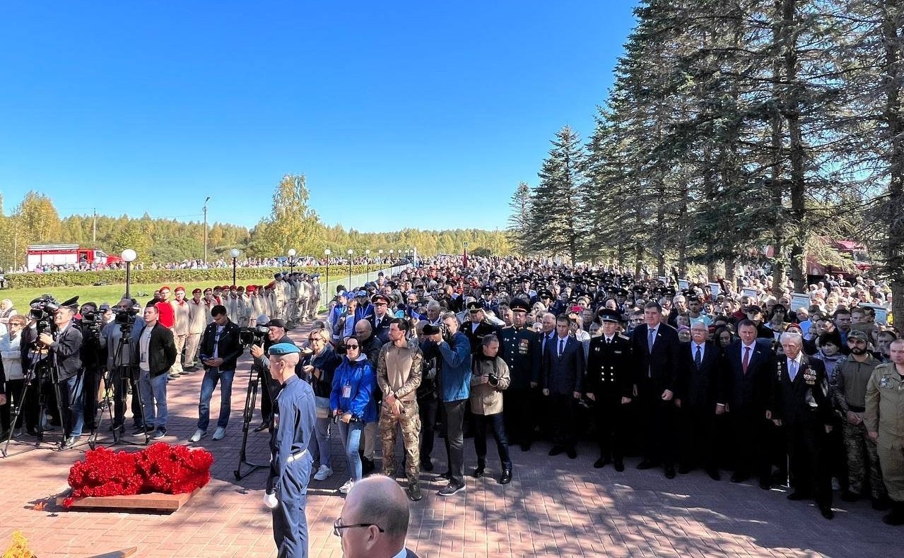 Анатолий Артамонов и Александр Савин посетили мемориальный комплекс «Безымянная высота» в Куйбышевском районе Калужской области