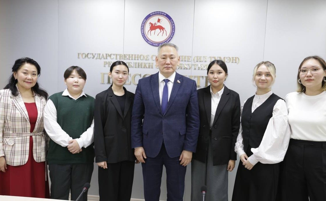 Сахамин Афанасьев в ходе поездки в регион встретился с юными корреспондентами Детского издательства «Кэскил» им. Н.Е. Мординова-Амма Аччыгыйа