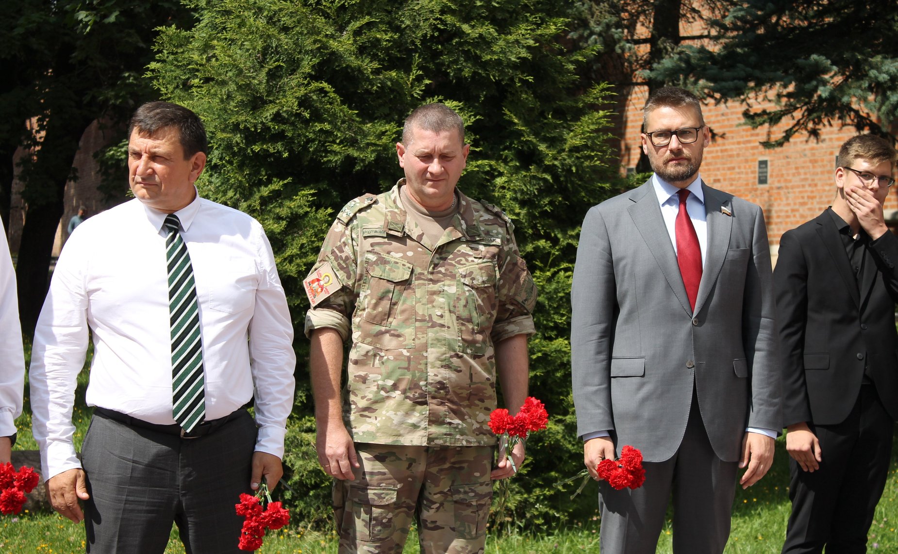 Руслан Смашнев и Артем Малащенков возложили цветы в память о детях, ставших жертвами вооруженной агрессии киевского режима