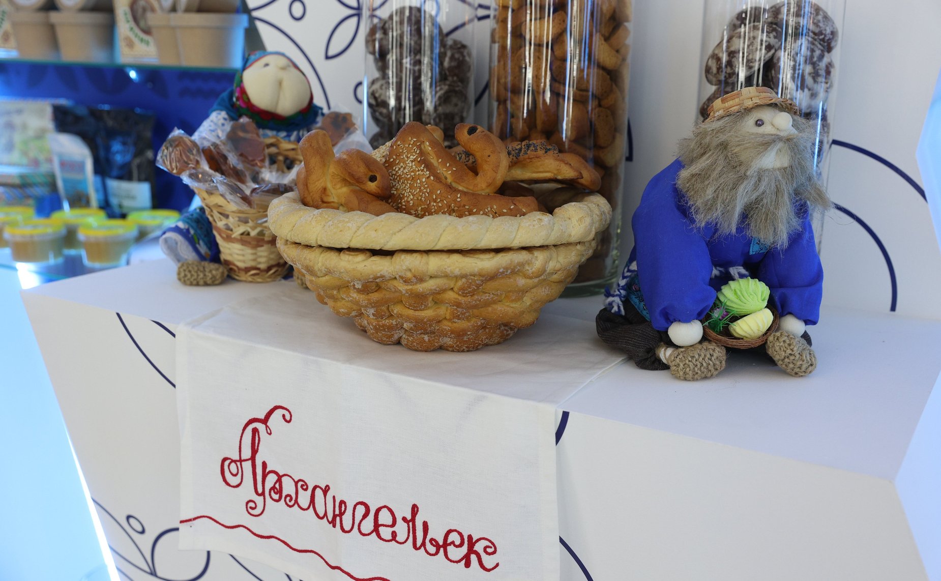 Валентина Матвиенко и губернатор региона Александр Цыбульский осмотрели выставку, посвященную проведению Дней Архангельской области в Совете Федерации