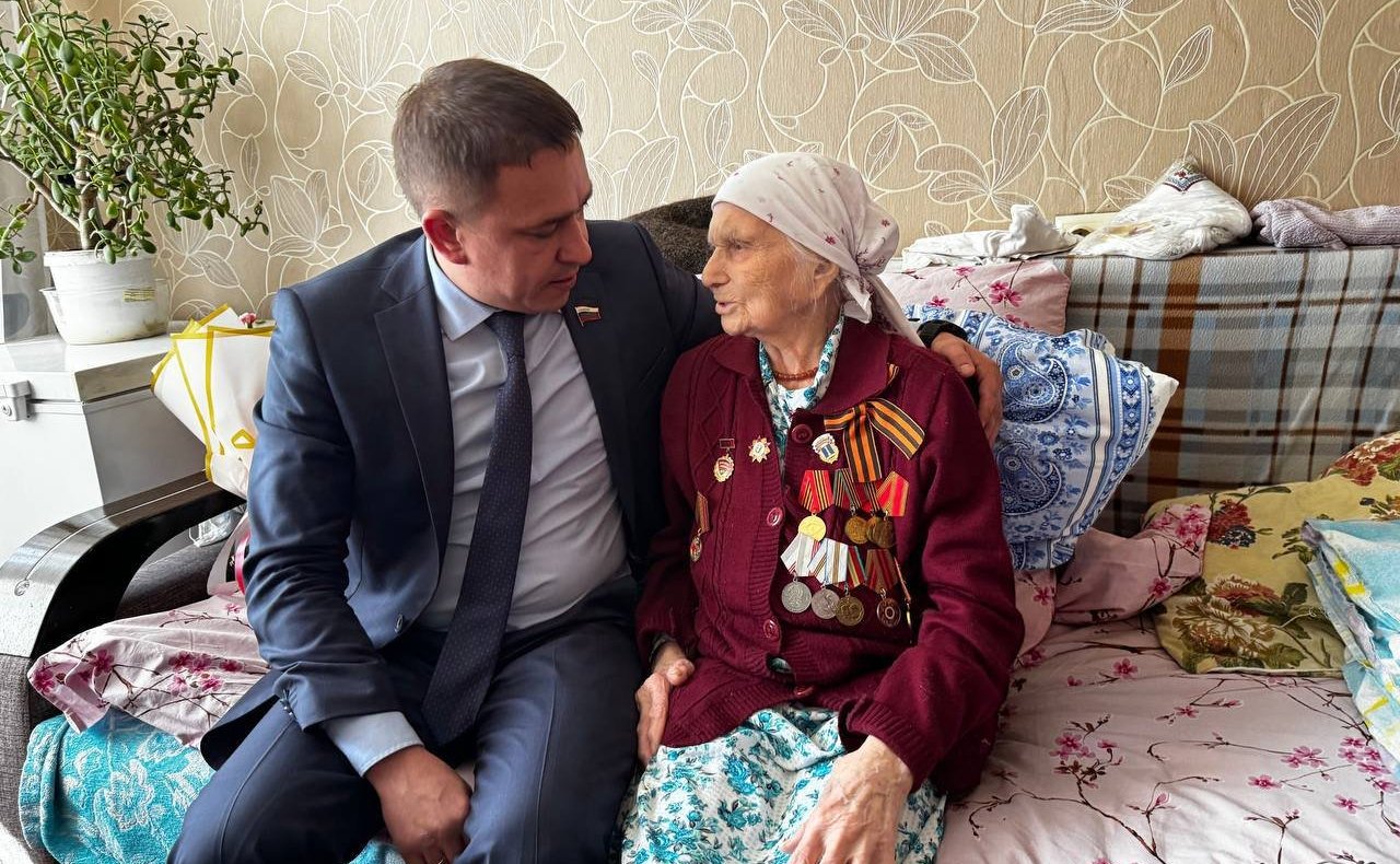 Айрат Гибатдинов вместе с главой Засвияжского района Наилем Юманкуловым передали диплом и знак «Почетный гражданин города Ульяновска» и поблагодарили за проявленный личный героизм и мужество при исполнении воинского долга по защите Отечества Мяфуру Асядул