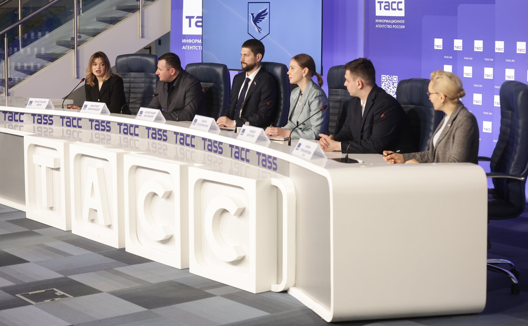 В пресс-центре ТАСС сенатор РФ Александр Волошин принял участие в пресс-конференции, посвященной проведению с 9 по 19 мая в России и Республике Беларусь просветительской молодежной экспедиции «Код непокоренных»