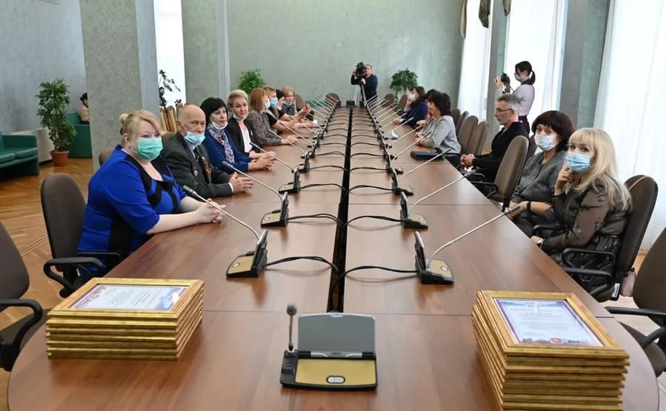 Олег Цепкин принял участие в торжественной церемонии награждения жителей региона благодарностями от имени губернатора и благодарственными письмами Совета Федерации