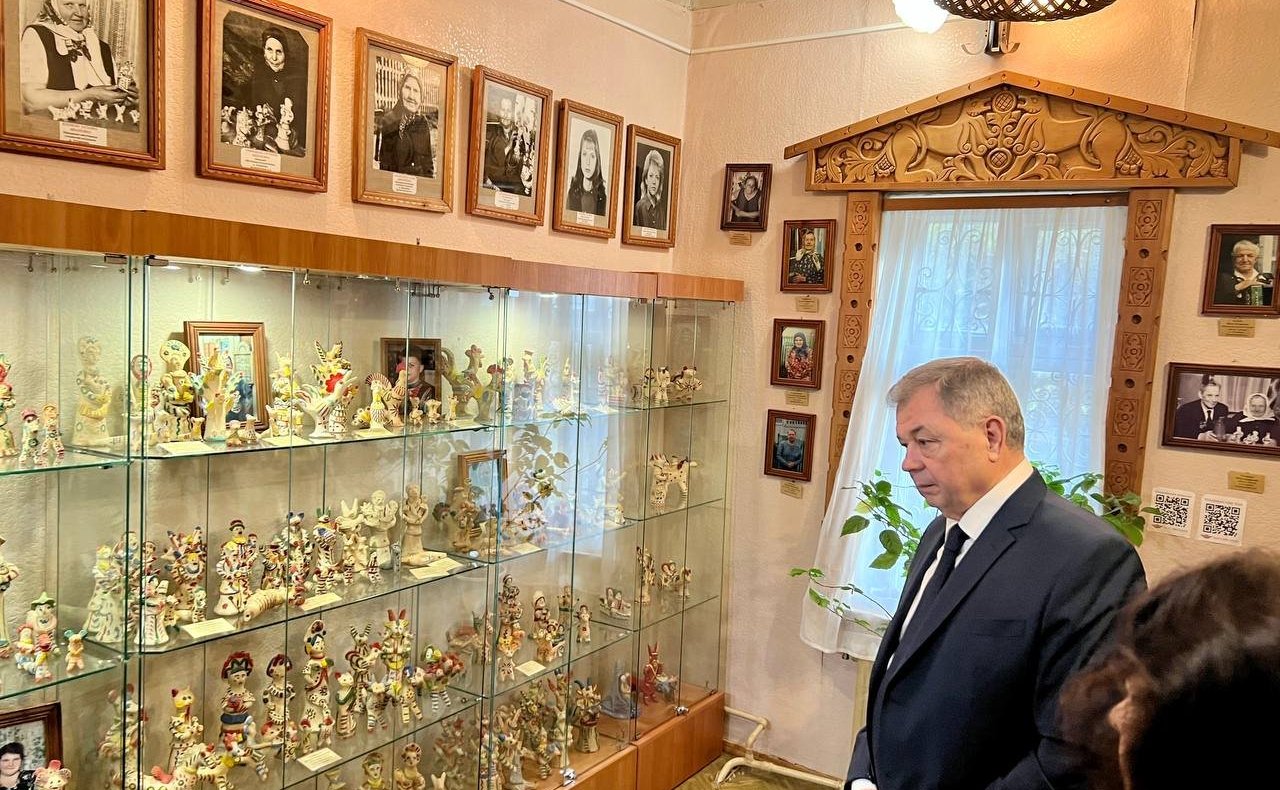 Анатолий Артамонов в рамках рабочей поездки в регион обсудил вопросы поддержки народных художественных промыслов в регионе
