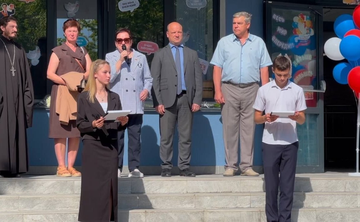 Лариса Мельник, поздравила севастопольских выпускников с последним звонком