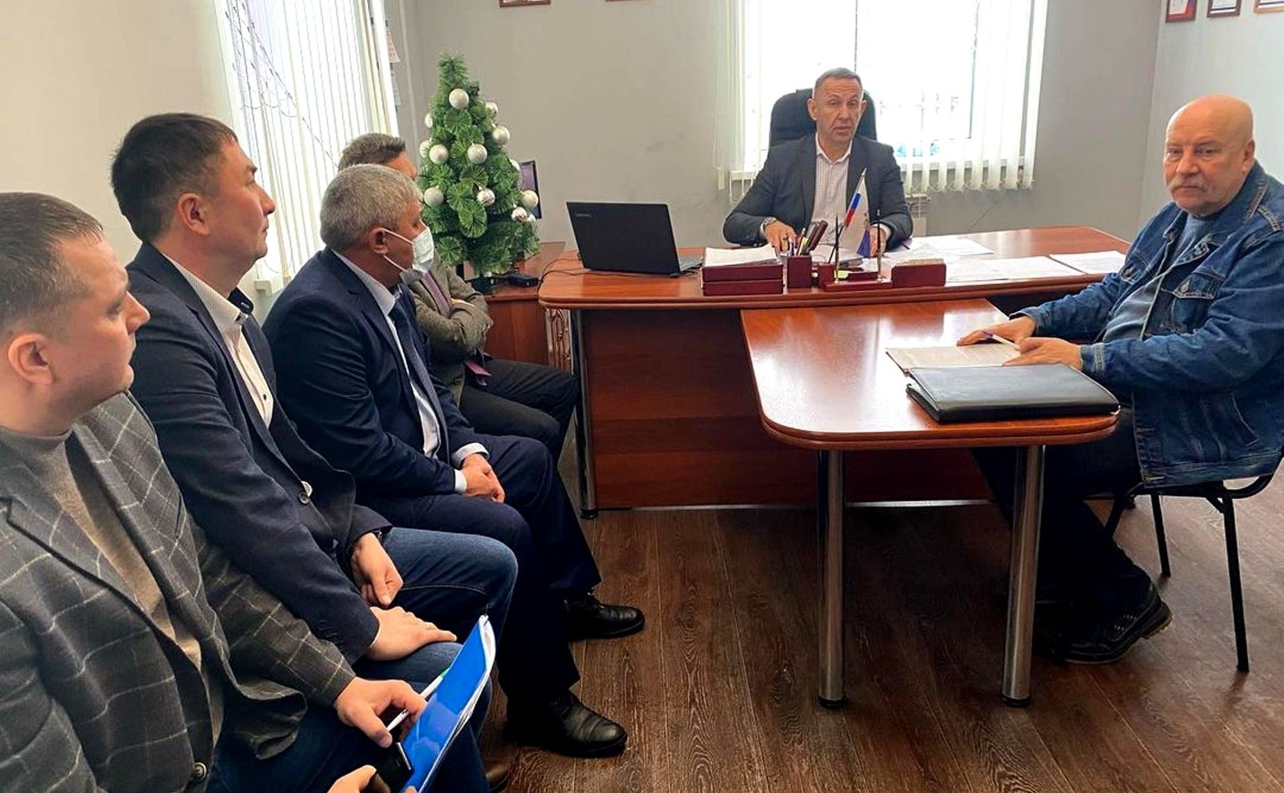 Олег Алексеев в ходе работы в регионе познакомился с работой районных станций по борьбе с болезнями животных, провел совещание, на котором обсудили законопроект о маркировании и учете животных