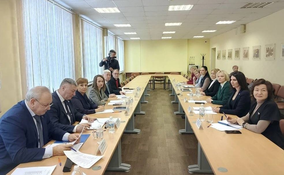 Лариса Круглова приняла участие в заседании комитета по образованию и науке Мурманской областной думы