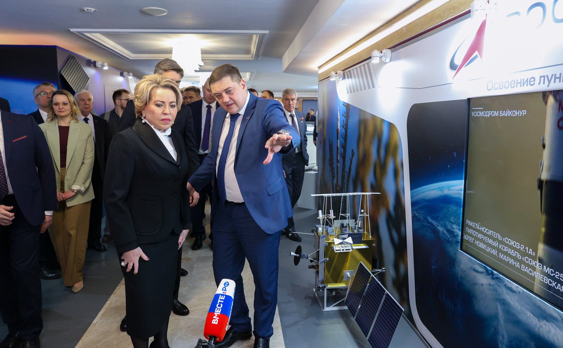 В Совете Федерации состоялось открытие выставки Госкорпорации «Роскосмос»