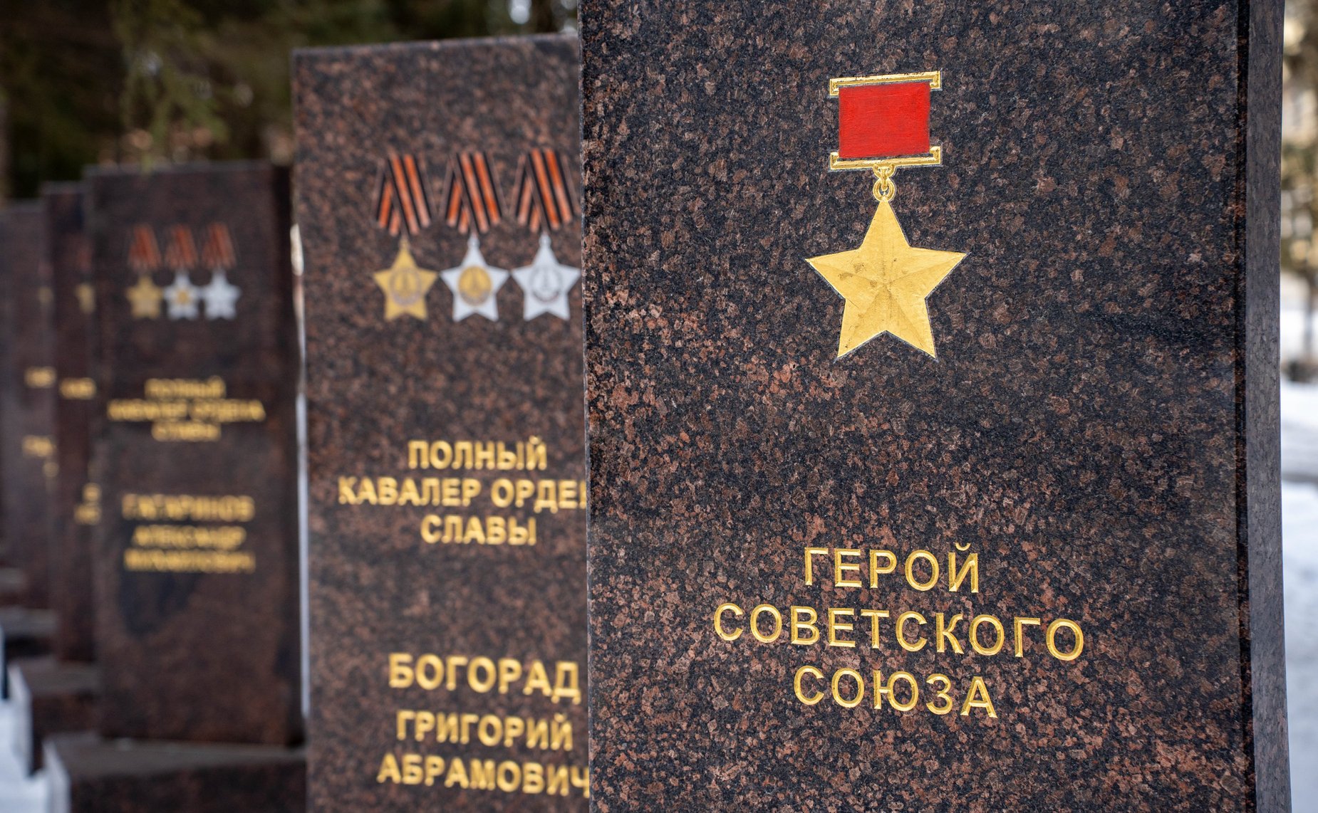 Сенаторы приняли участие в возложении цветов к мемориалу «Матерям победителям» в Сквере Победы