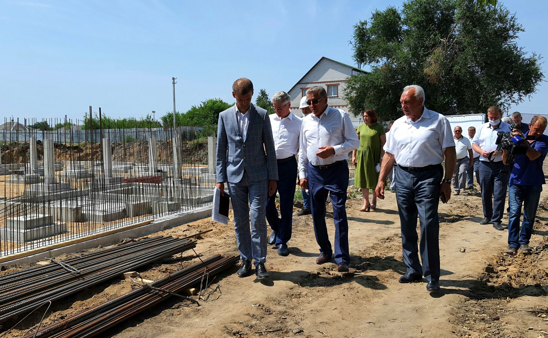 Сергей Лукин вместе с первым заместителем председателя областного правительства Владимиром Поповым и главой района Василием Авдеевым проинспектировал ход строительства школы в селе Садовом