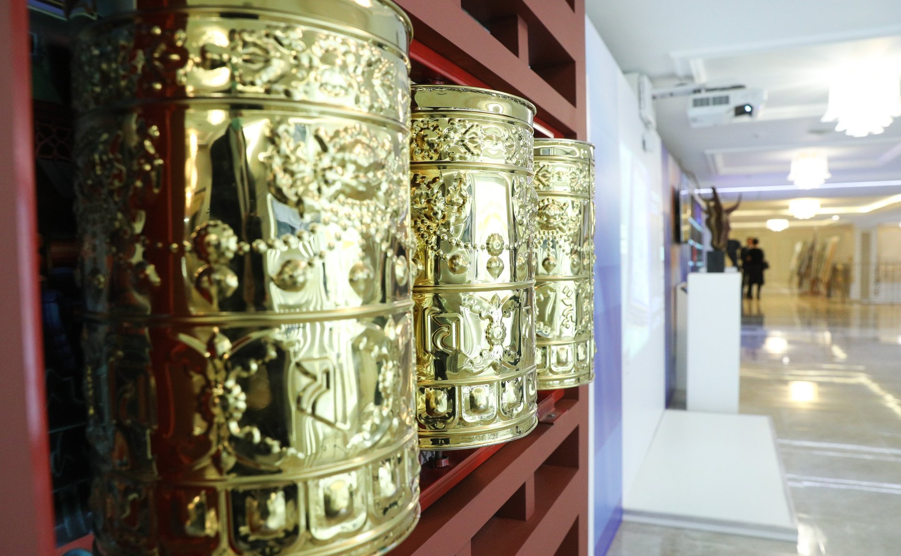 Председатель СФ Валентина Матвиенко осмотрела выставку, на которой представлены ключевые тенденции развития экономики Республики Бурятия и приоритетные инвестиционные проекты в сфере вертолетостроения, в агропромышленном комплексе, медицине