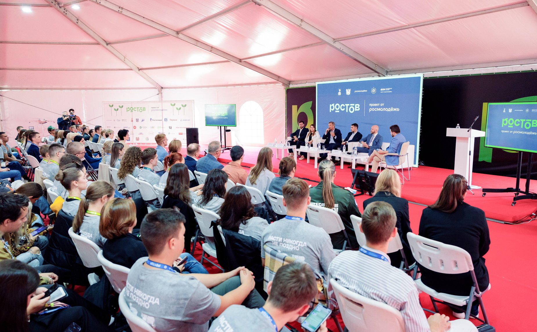 В ходе региональной поездки первый заместитель Председателя СФ Андрей Яцкин посетил ряд объектов и выступил на пленарной дискуссии Всероссийского молодежного образовательного форума «Ростов»