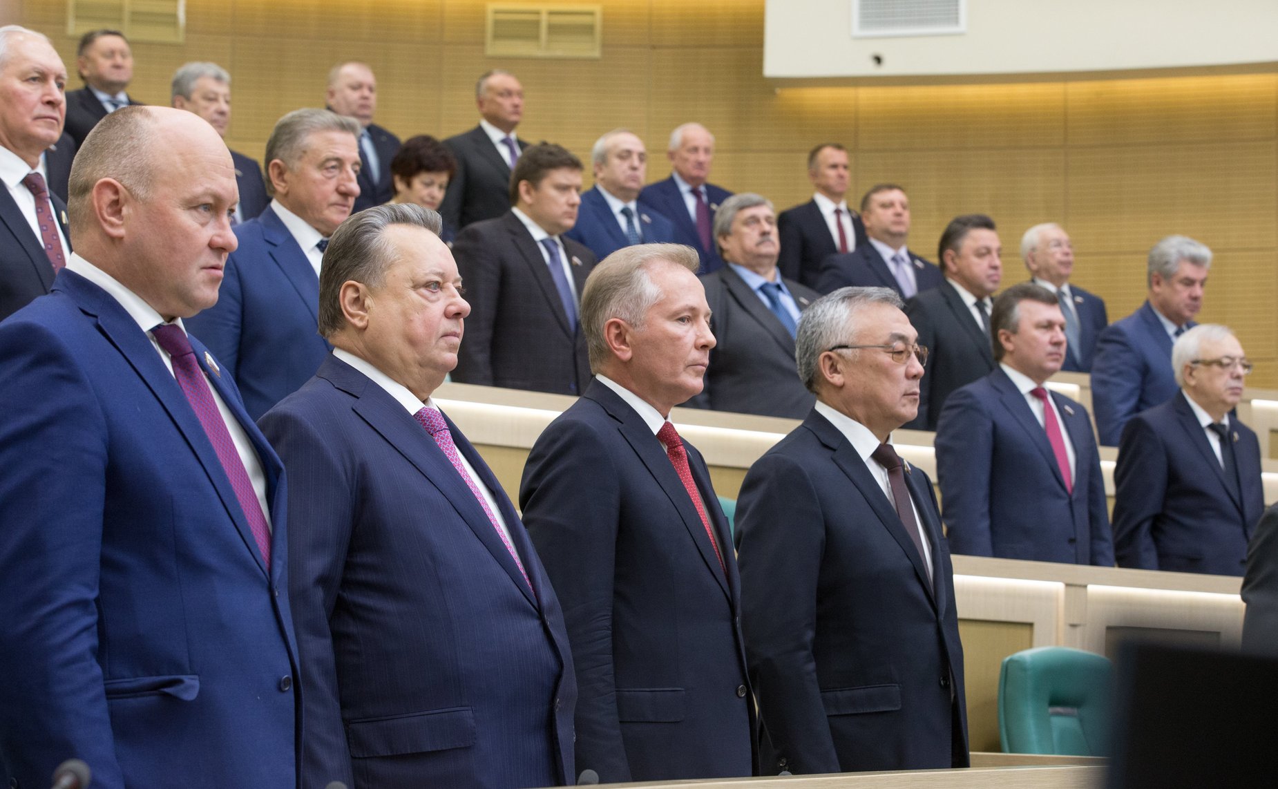 Сенаторы исполняют гимн России перед началом 428-го заседания Совета Федерации