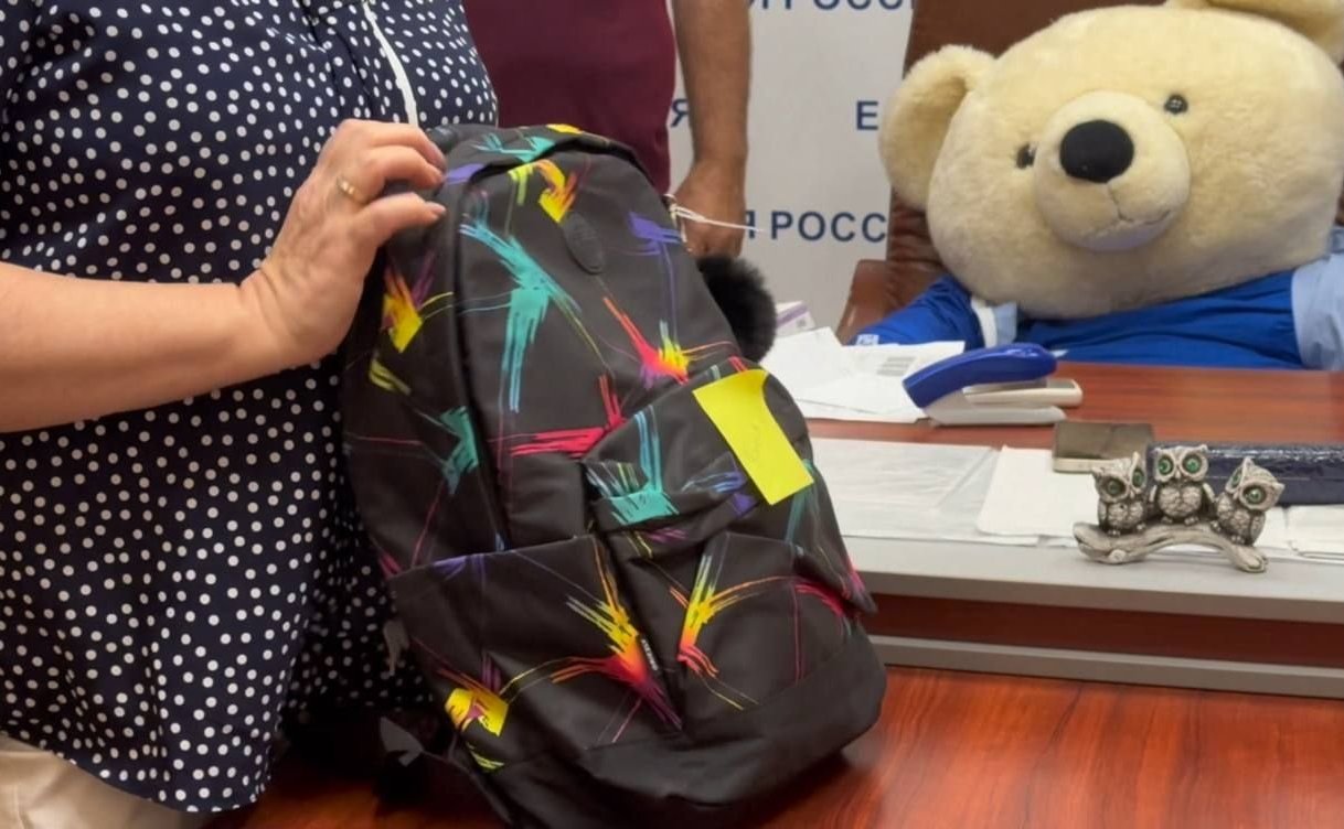 Лариса Мельник вручила детям из семей, попавших в трудную жизненную ситуацию, портфели с канцелярскими принадлежностями