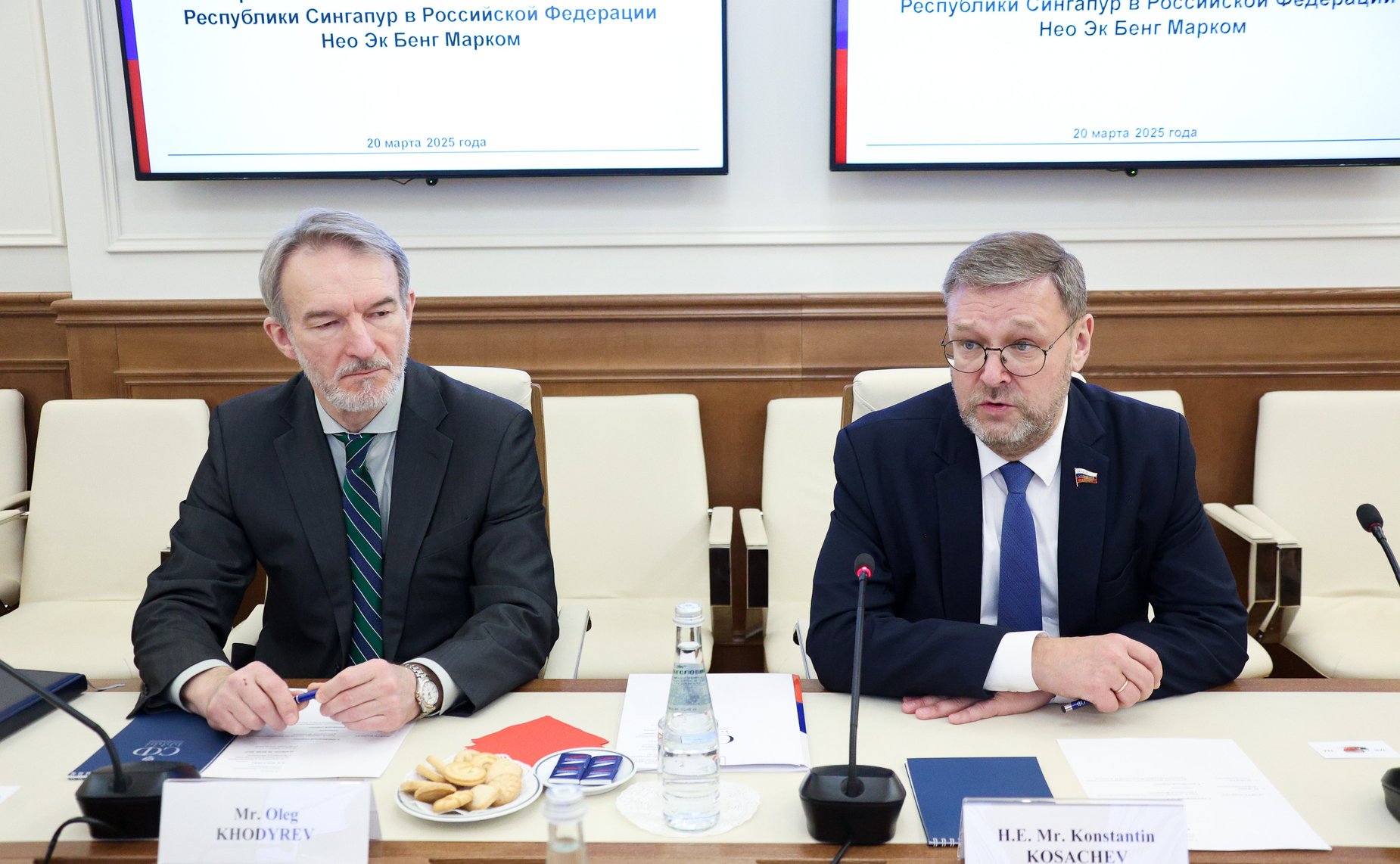 Заместитель Председателя Совета Федерации Константин Косачев провел встречу с Чрезвычайным и Полномочным Послом Республики Сингапур в РФ Нео Эк Бенг Марком