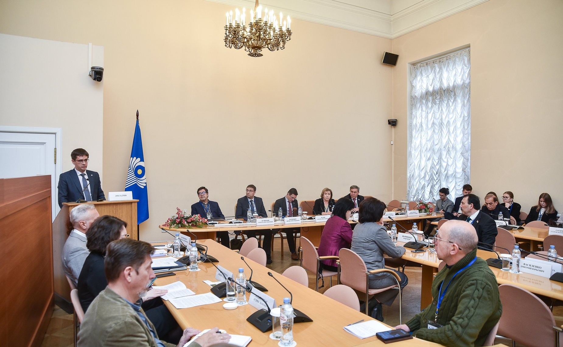 Людмила Скаковская и декан юридического факультета, директор НИИ Проблем государственного языка Санкт-Петербургского государственного университета Сергей Белов провели круглый стол на тему «Русский язык – язык правотворчества в СНГ»