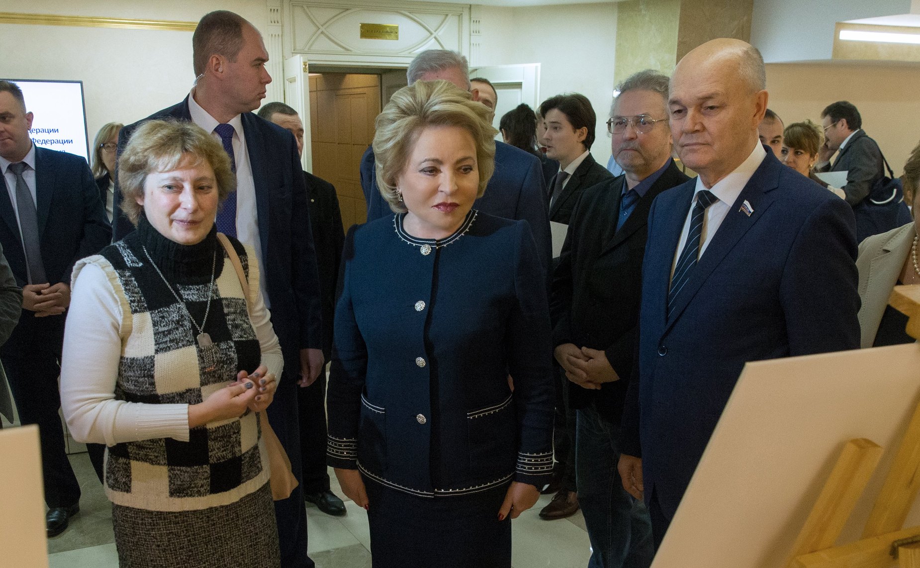 В. Матвиенко на открытии выставки детского рисунка «Природа родного края» и фотовыставки «Экологические места России»