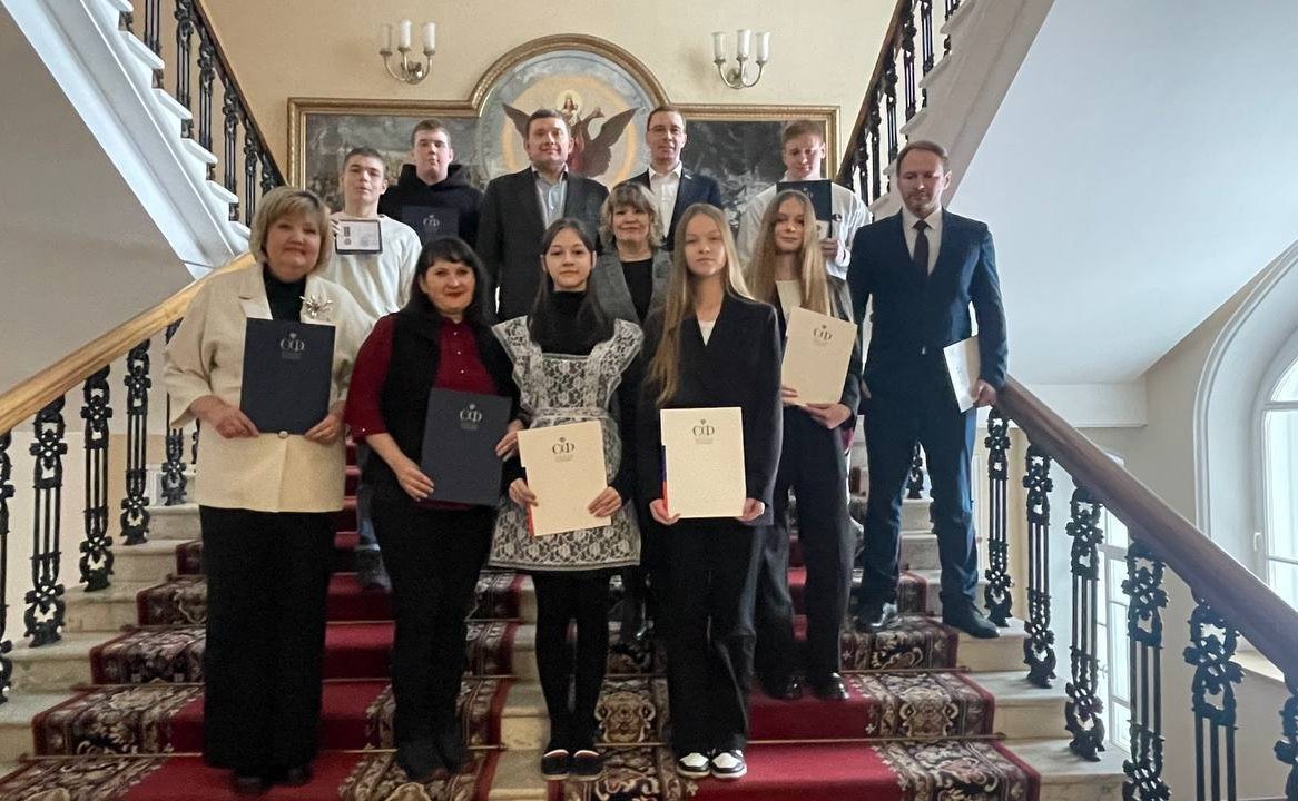 Заместитель Председателя СФ Николай Журавлёв в рамках рабочей поездки в регион встретился с юными костромичами, которым вручил медали «За проявленное мужество» в рамках ежегодного проекта «Дети-герои»