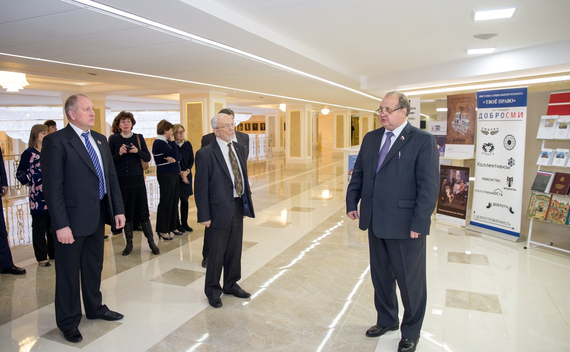 В. Кондрашин на открытии выставки научных трудов, изданных при поддержке Российского гуманитарного научного фонда