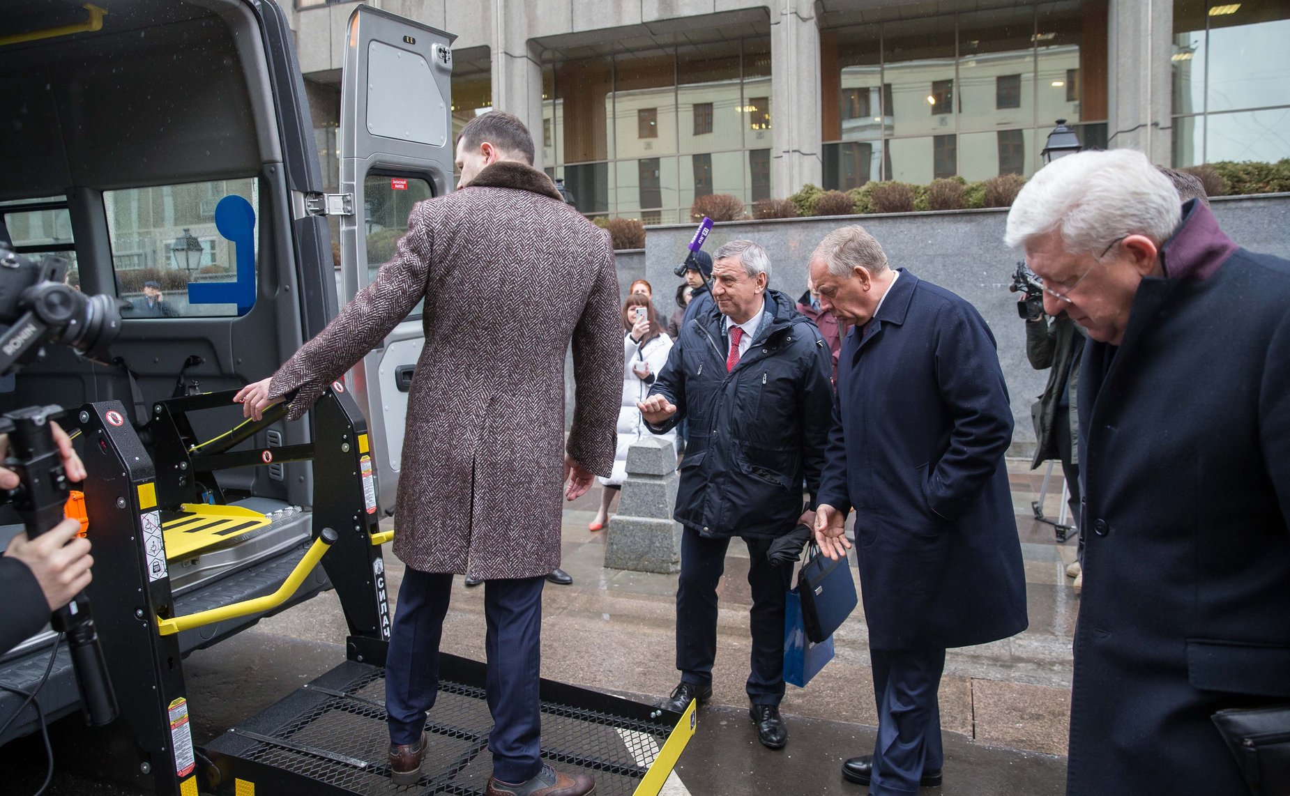 Презентация мобильных медицинских и торгово-бытовых комплексов для использования в сельской местности