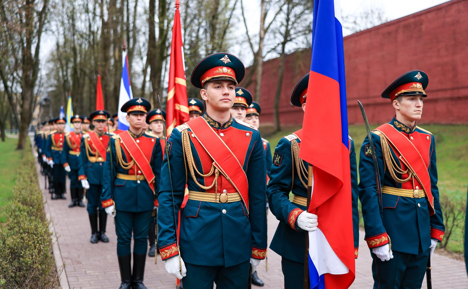 Сенаторы возложили цветы к Вечному огню в Сквере Памяти Героев в Смоленске