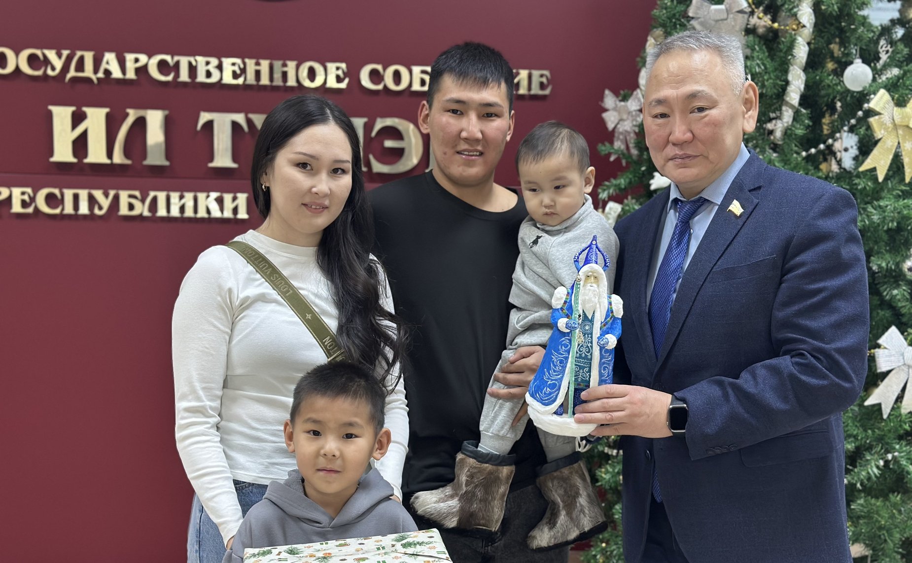 Сахамин Афанасьев в преддверии Нового года исполнил мечту 6-летнего Уйгуна Васильева из Якутии