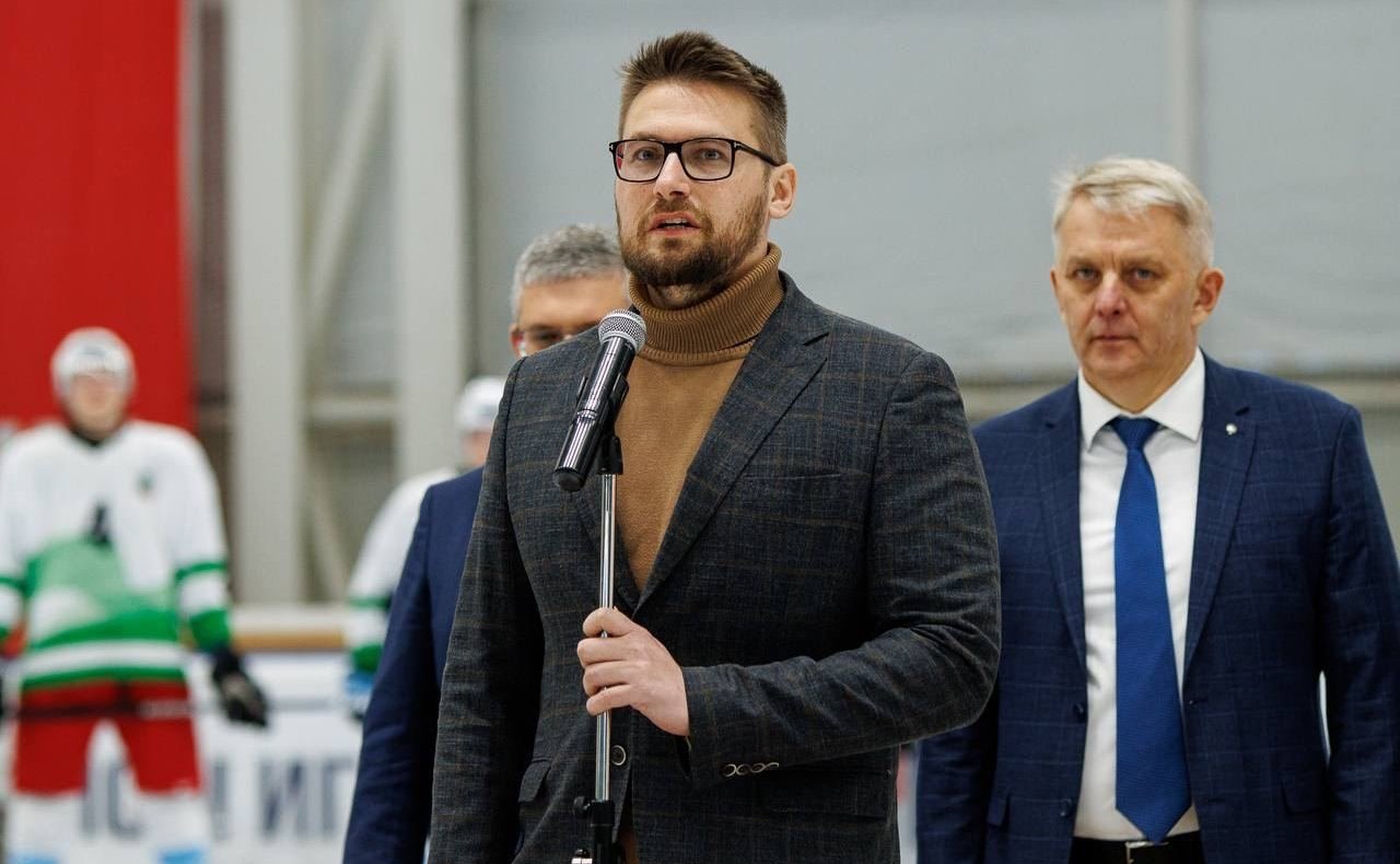 Руслан Смашнёв принял участие в церемонии открытия товарищеского хоккейного матча между командами Белорусского государственного университета физической культуры и Смоленского государственного университета спорта