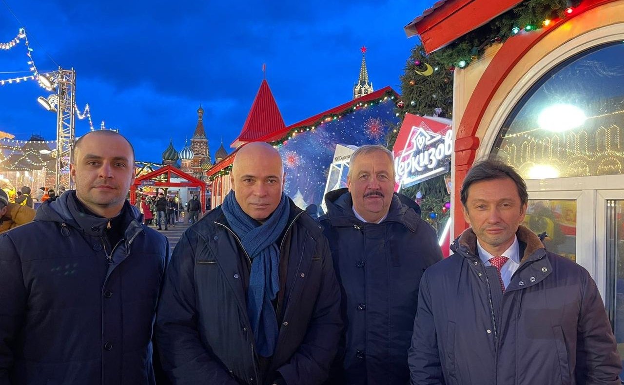 Максим Кавджрадзе и глава администрации региона Игорь Артамонов поздравили юных хоккеистов Липецкой области на Красной площади