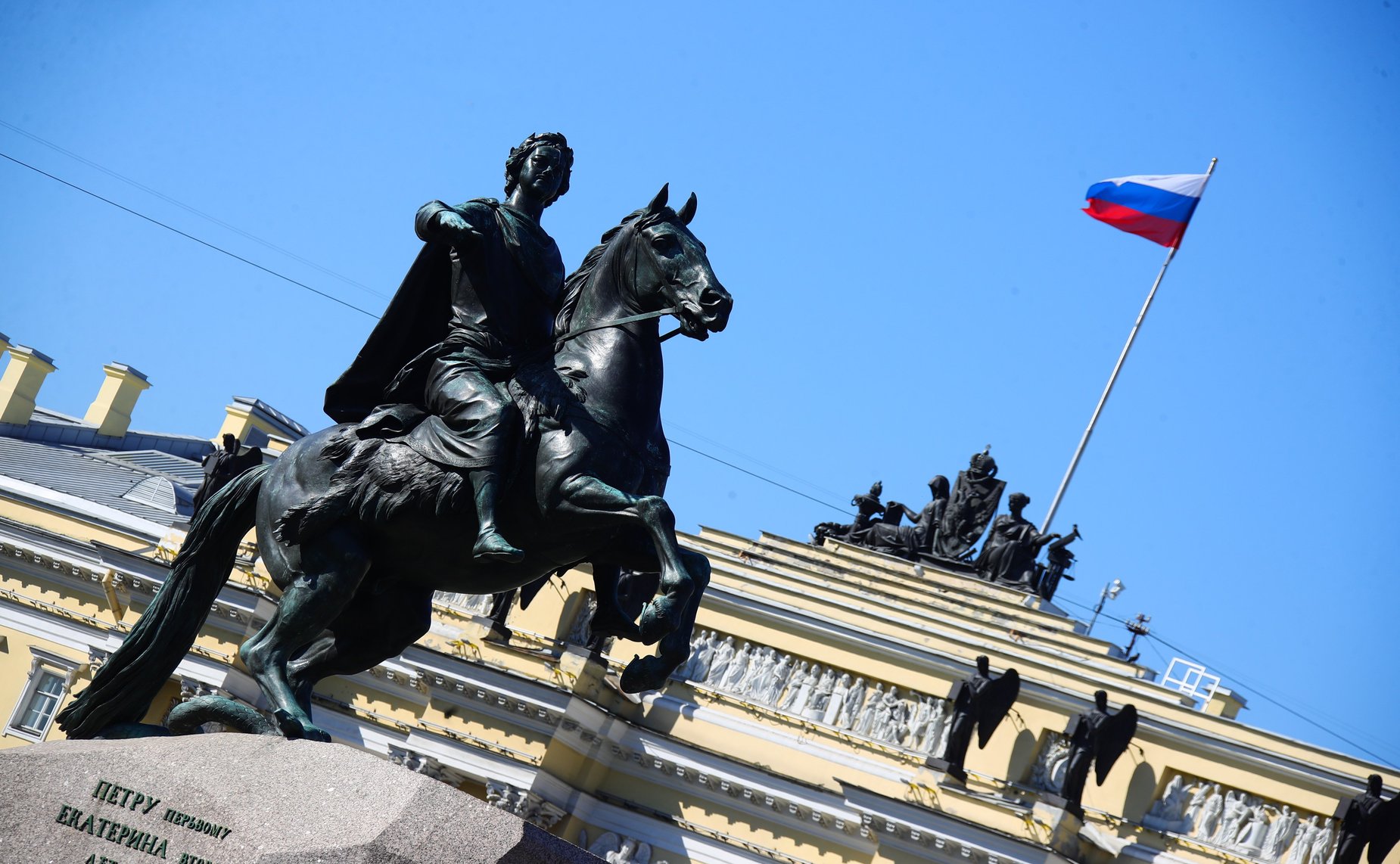 Церемония возложения цветов к подножию памятника основателю Санкт-Петербурга Петру Первому