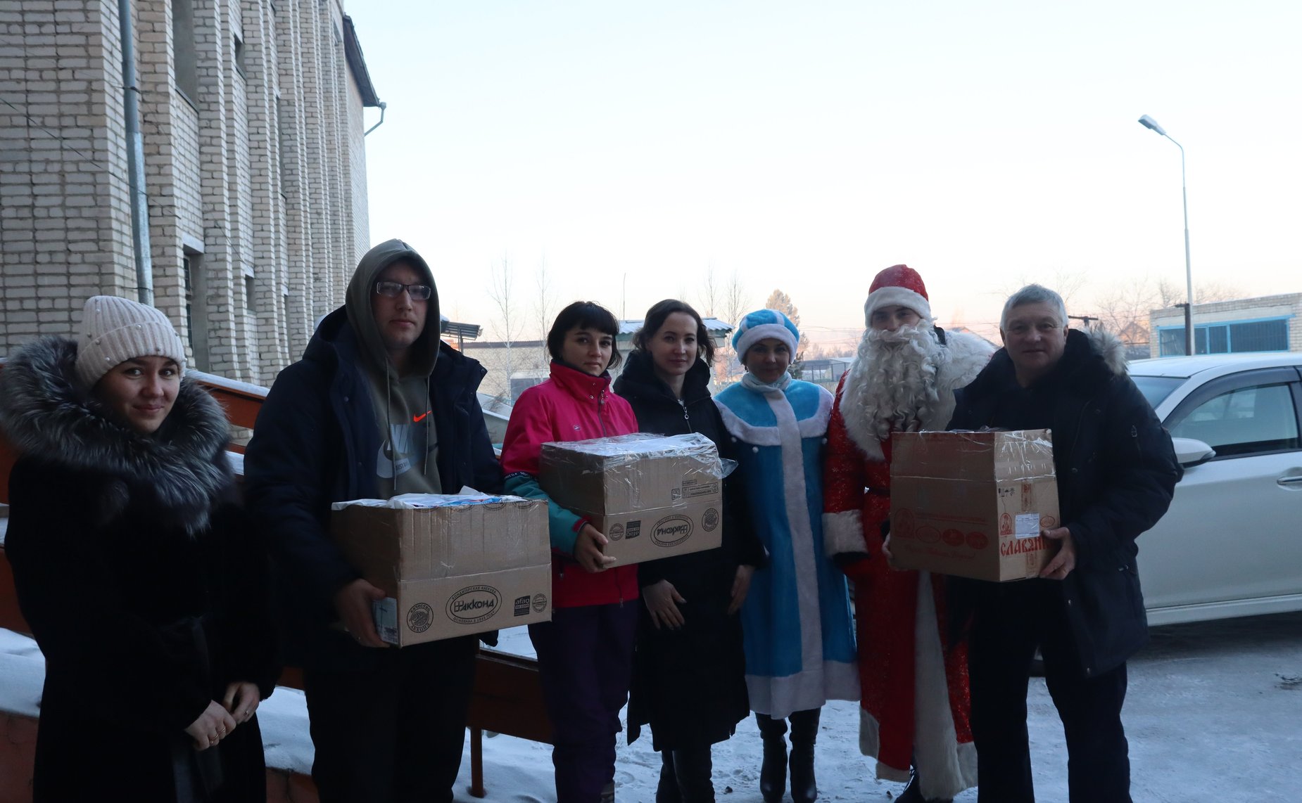 Сергей Михайлов посетил моностационар, который был развернут для борьбы с COVID-19 на базе Нерчинской центральной районной больницы и поздравил медицинский персонал с наступающим Новым годом