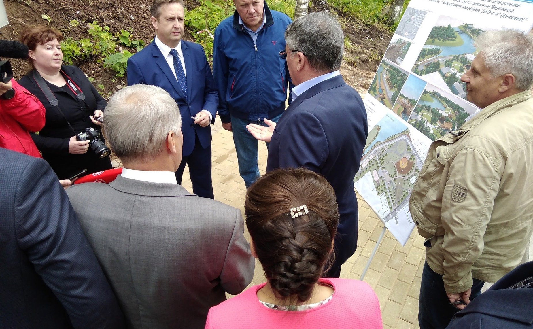 Юрий Воробьев посетил строящийся участок набережной реки Вытегра и осмотрел старинное судно – ладью XVII века