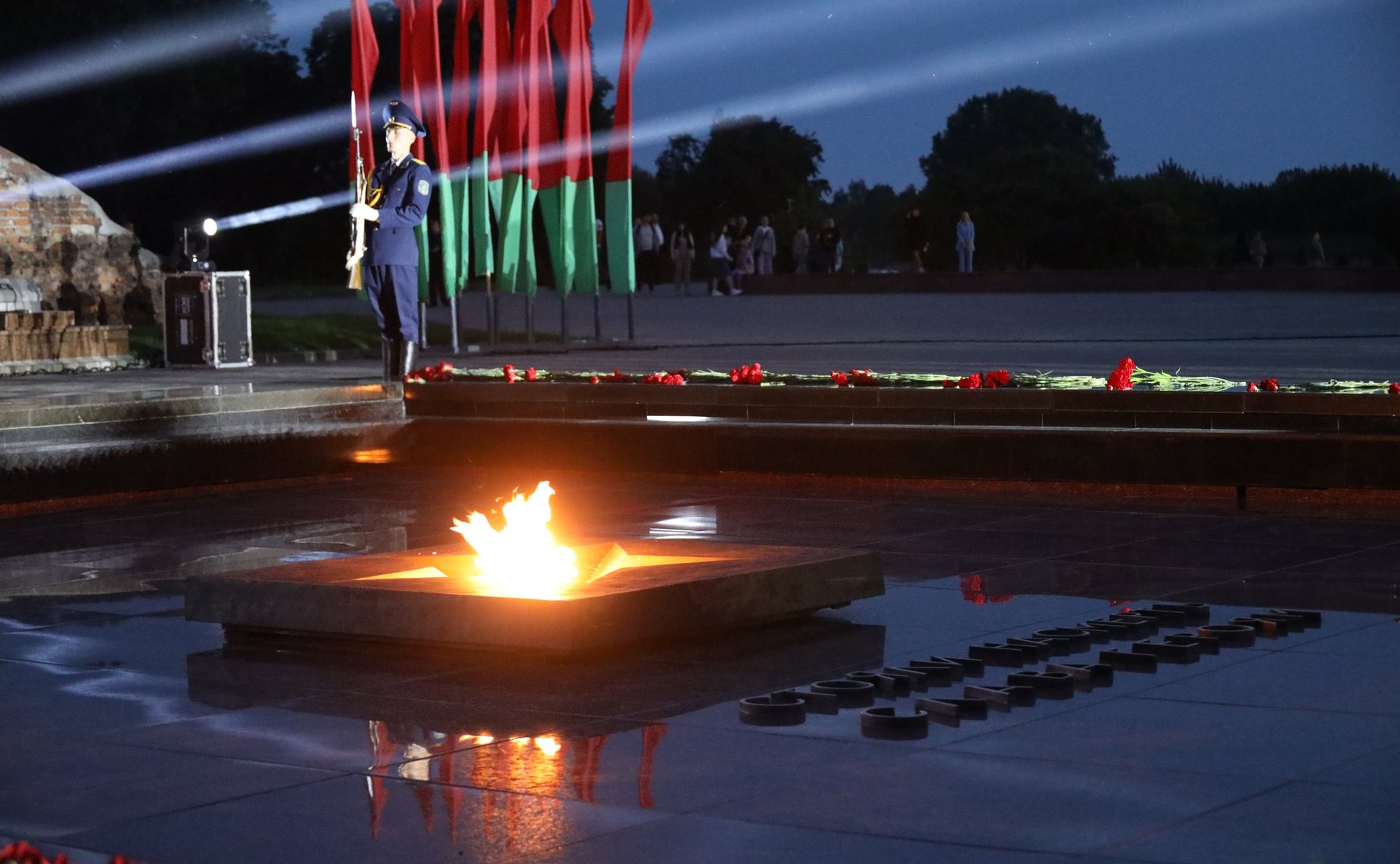 В память о событиях Великой Отечественной войны в ночь на 22 июня прошел митинг-реквием, в котором участвовали как школьники, прибывшие на «Поезде Памяти»