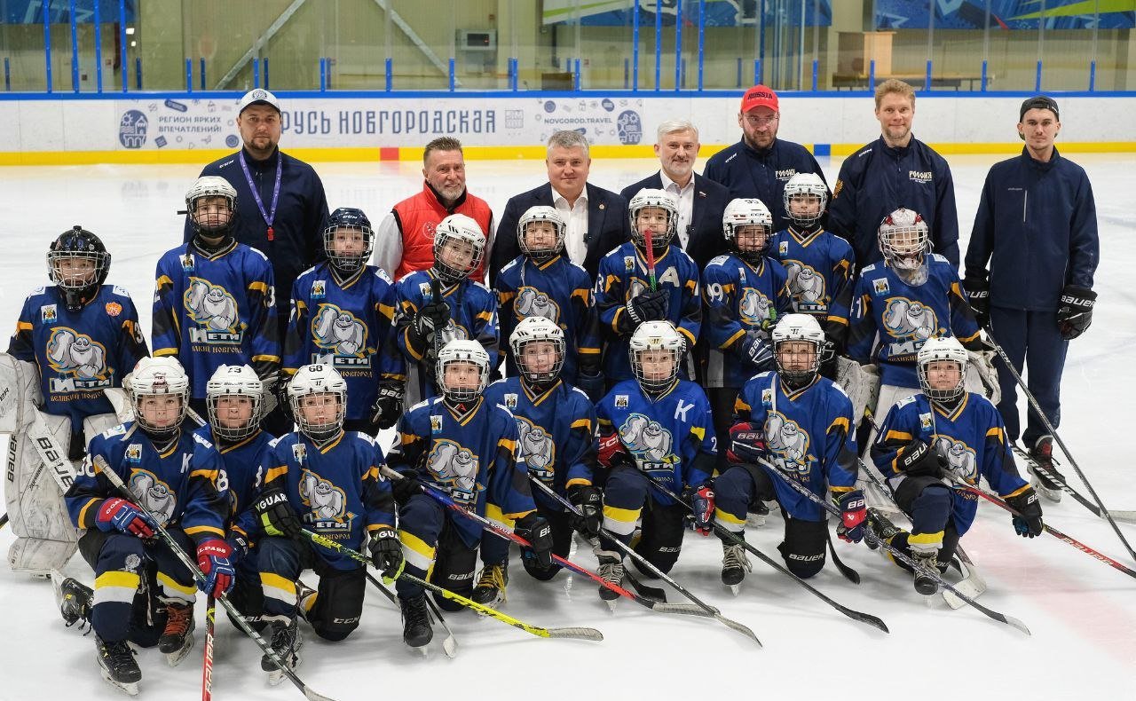 Сенатор Евгений Дитрих и Губернатор Новгородской области 
Александр Дронов встретились с хоккейной юношеской командой «Йети»