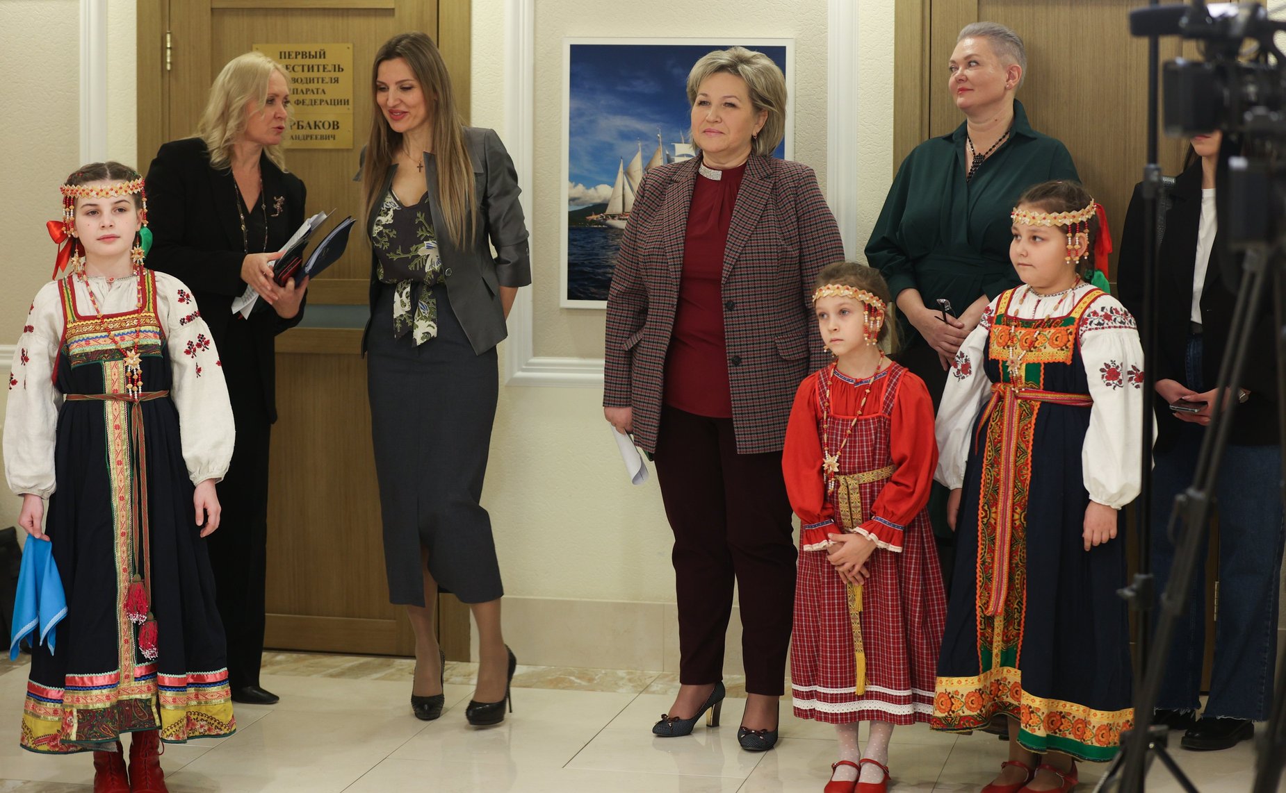 Открытие в Совете Федерации выставки картин, посвященная сюжетам деревенской жизни, народным праздникам и обрядам