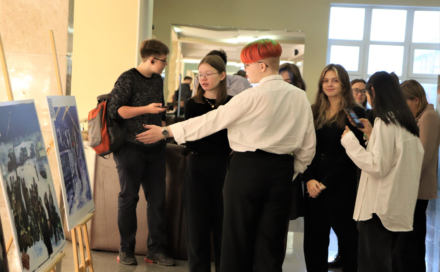 Римма Галушина открыла в Ненецком автономном округе выставку рисунков, посвященных 80-летию «Дороги жизни»