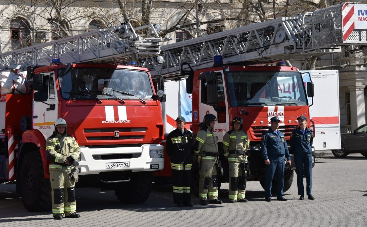 Екатерина Алтабаева и Сергей Колбин поздравили сотрудников пожарной охраны с профессиональным праздником