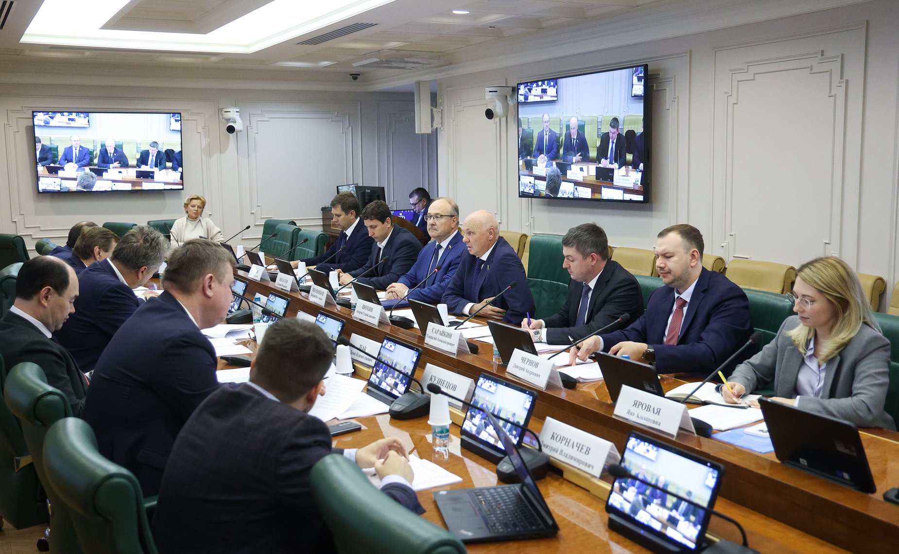 Круглый стол Комитета Совета Федерации по экономической политике «Механизмы повышения объемов и уровня локализации производства конкурентоспособной продукции автомобильной отрасли»