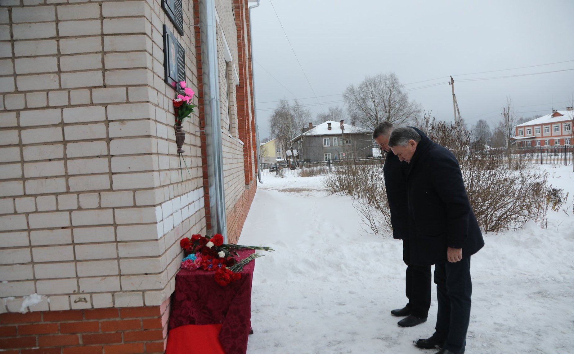 Заместитель Председателя Совета Федерации, Герой России Юрий Воробьев и губернатор Вологодской области Олег Кувшинников почтили память вологжан — героически погибших при исполнении воинского долга в ходе специальной военной операции