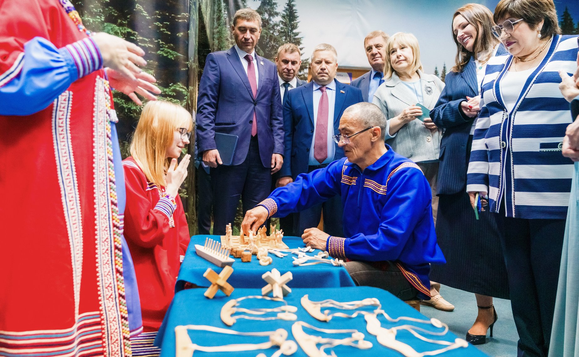 Сенаторы посетили Школу креативных индустрий на базе Окружного Дома народного творчества и Центр народных художественных промыслов и ремесел