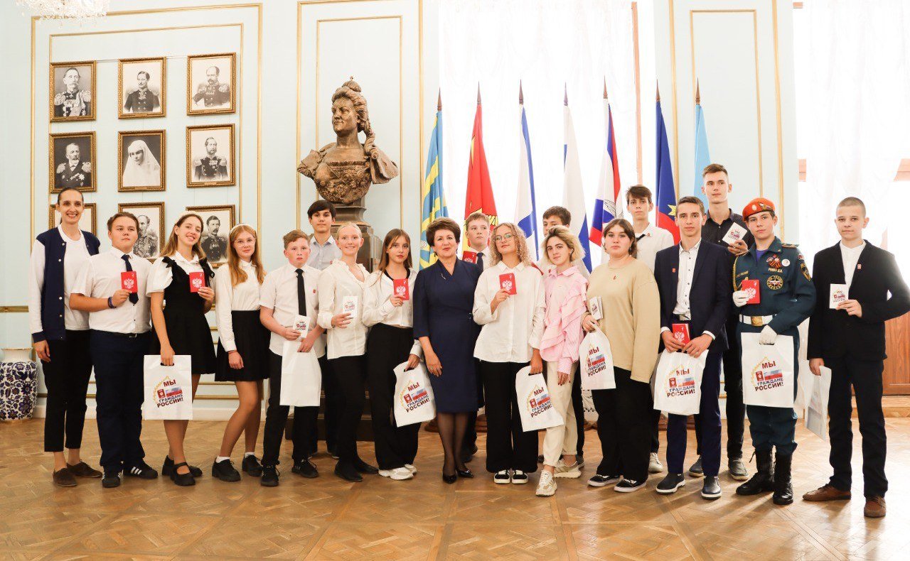 Екатерина Алтабаева вручила паспорта граждан Российской Федерации 16 севастопольским школьникам