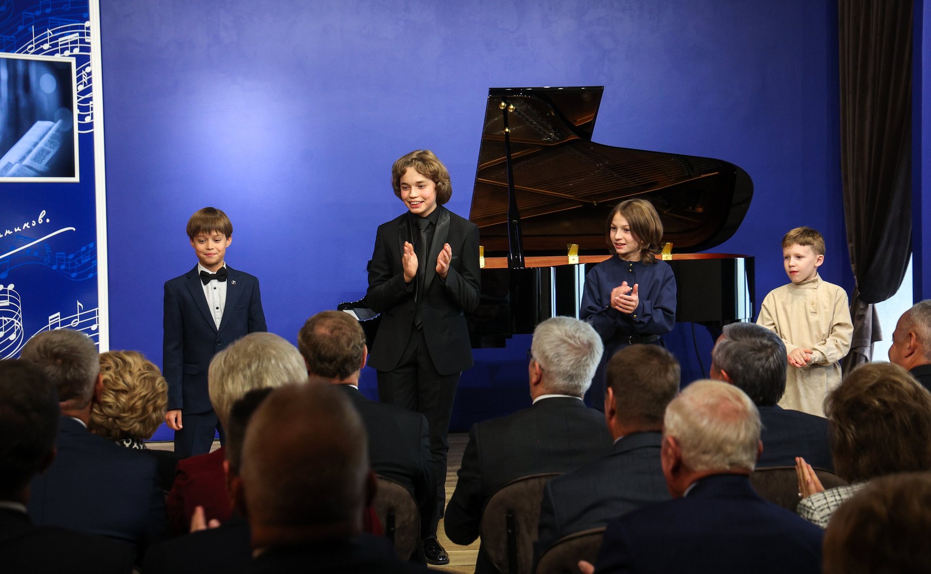 В рамках работы Х Парламентского форума «Историко-культурное наследие России» в Великом Новгороде Валентина Матвиенко посетила детскую общеобразовательную школу имени Г.Р. Державина и Дом музыки имени С.В. Рахманинова