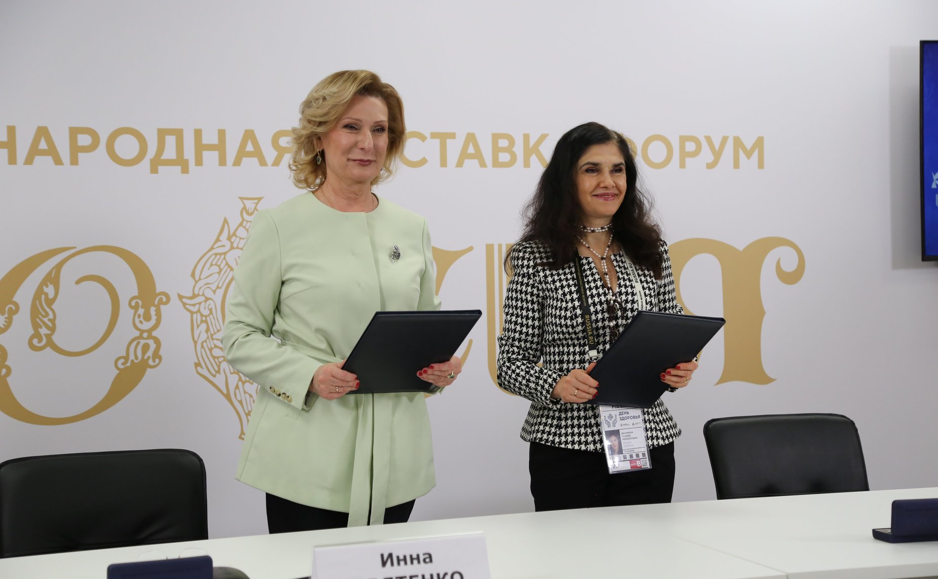 В ходе деловой программы Инна Святенко подписала соглашения о взаимодействии Совета по региональному здравоохранению при СФ с Национальным медицинским исследовательским центром сердечно-сосудистой хирургии имени А.Н. Бакулева и Национальным медицинским ис